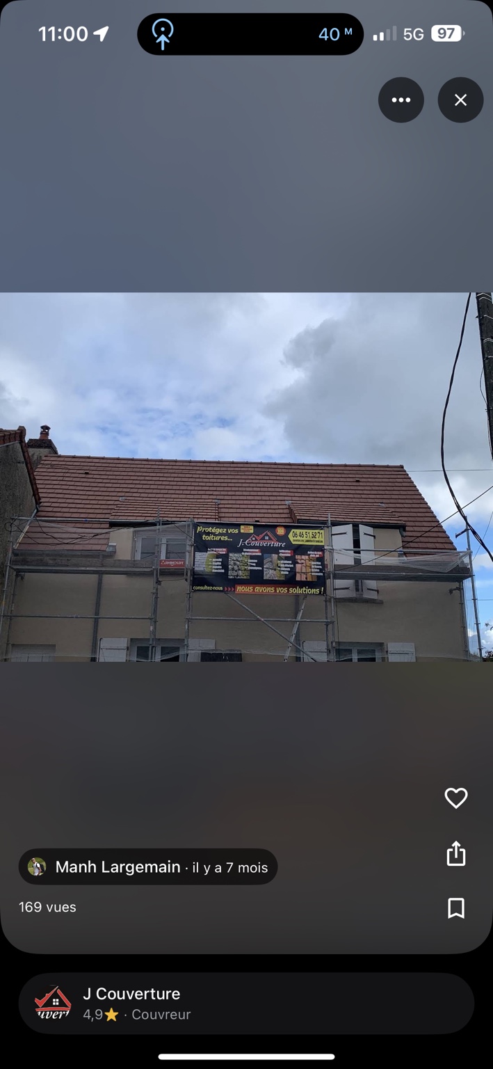 Toiture en tuiles avec échafaudage et panneau J. Couverture