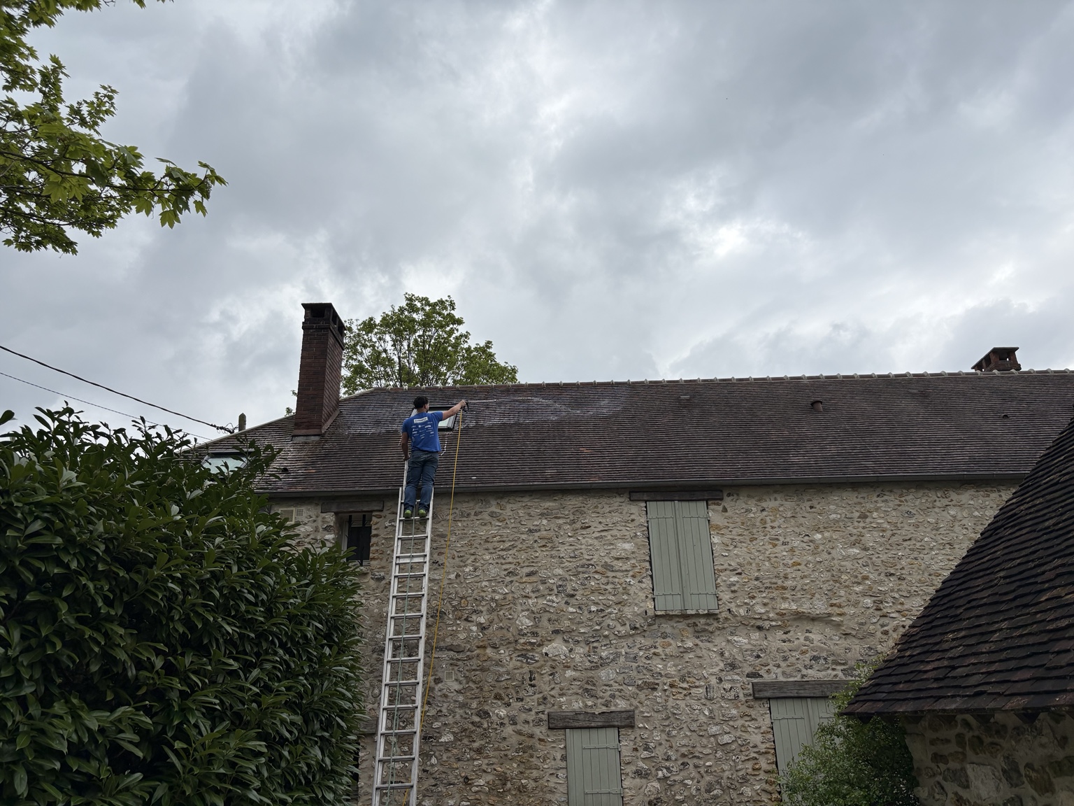 Intervention sur la toiture en tuiles d’une maison en pierre