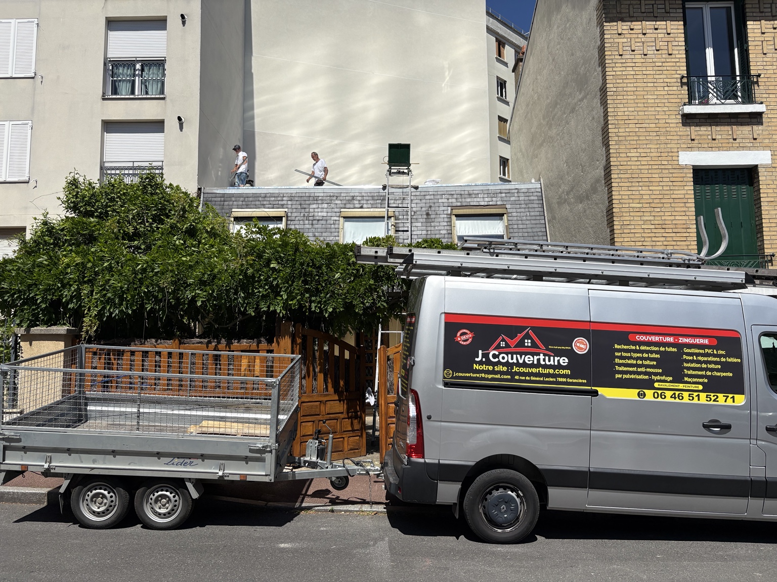Équipe J. Couverture sur une toiture, avec véhicule et remorque