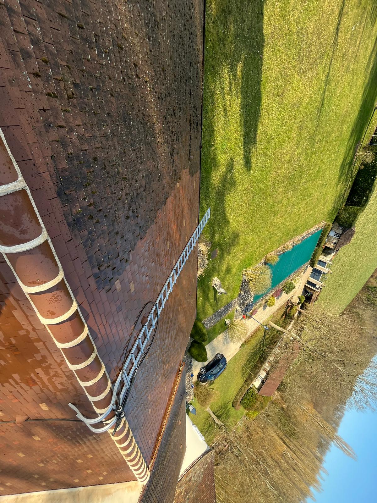 Vue du faîtage et de la couverture pendant le nettoyage