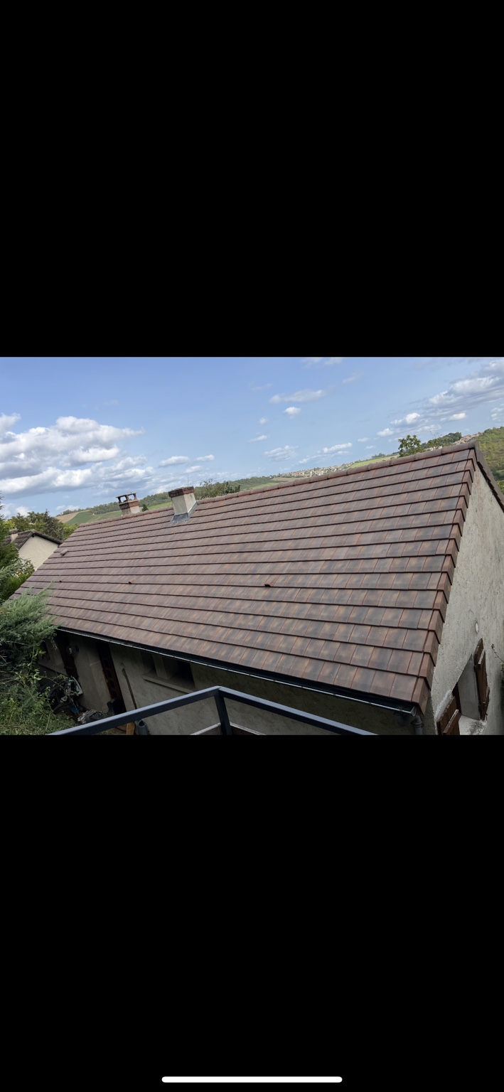 Vue d’une couverture en tuiles avec ses rives et gouttières