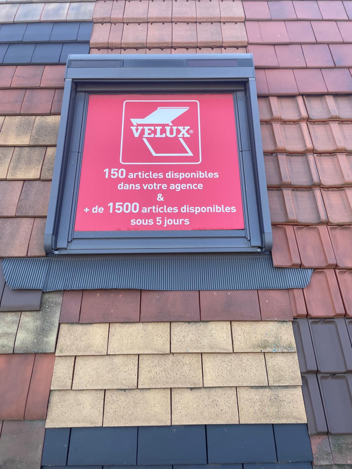Présentation d’une fenêtre VELUX entourée de différents modèles et coloris de tuiles